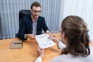 personas entregando curriculum en oficina moderna