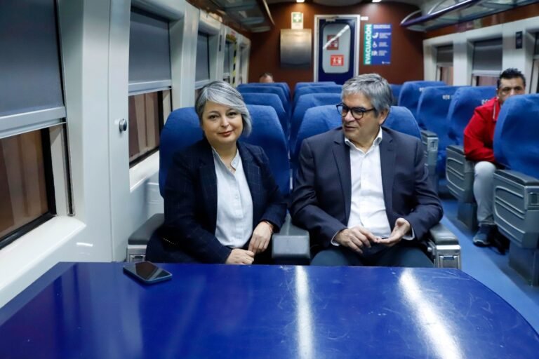 personas entregando curriculum en oficina trenes