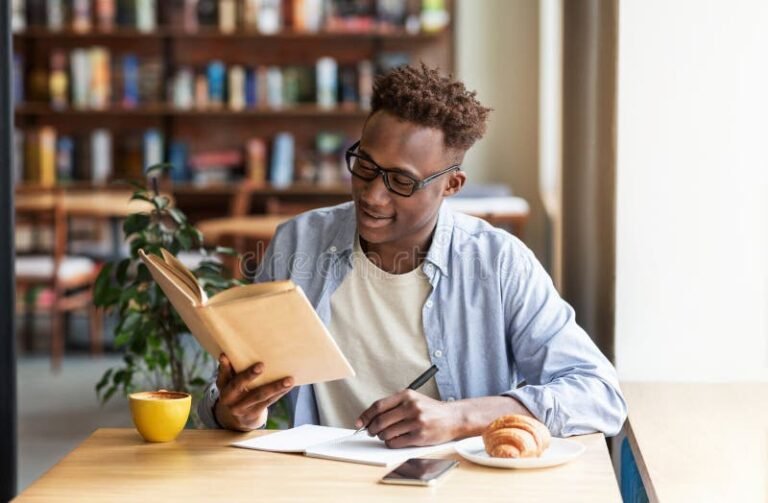 personas estudiando con libros y notas