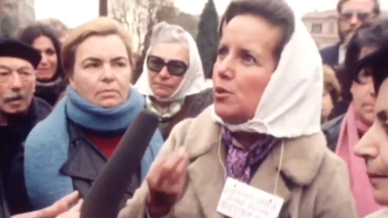 Qué va a pasar con las pensiones no contributivas en Argentina 4 personas mayores argentinas conversando en plaza