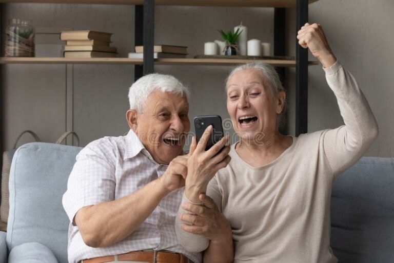 Cuáles Son Los Mejores Celulares Para Adultos Mayores Con ANSES 22 personas mayores usando smartphones con alegria