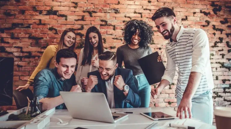 personas trabajando en empleos basicos variados