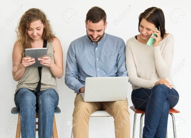 Qué es el Plan Conectando Con Vos y cómo acceder a sus beneficios 5 personas usando dispositivos moviles en grupo