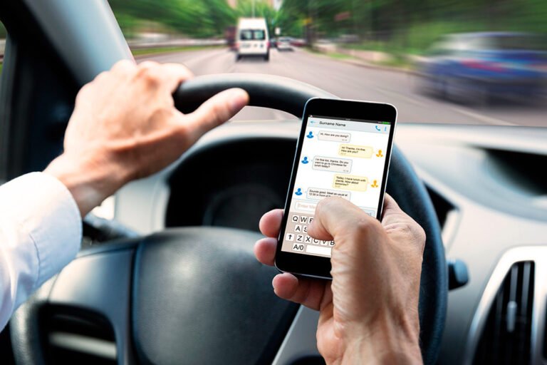 personas usando telefonos moviles en argentina