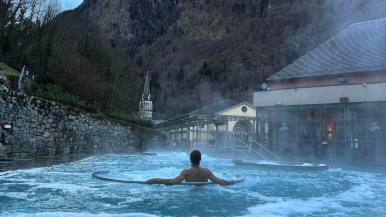 piscina termal relajante en entorno natural