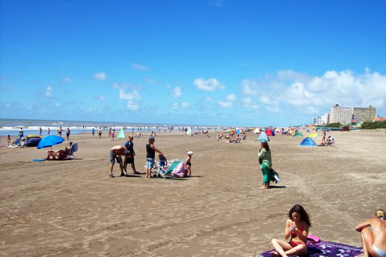 playa mar de ajo atardecer turismo familias