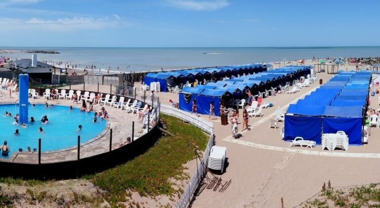 playa soleada en santa clara del mar