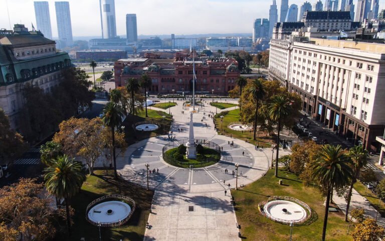 Qué historia tiene la Plaza de Mayo en CABA y qué visitar allí