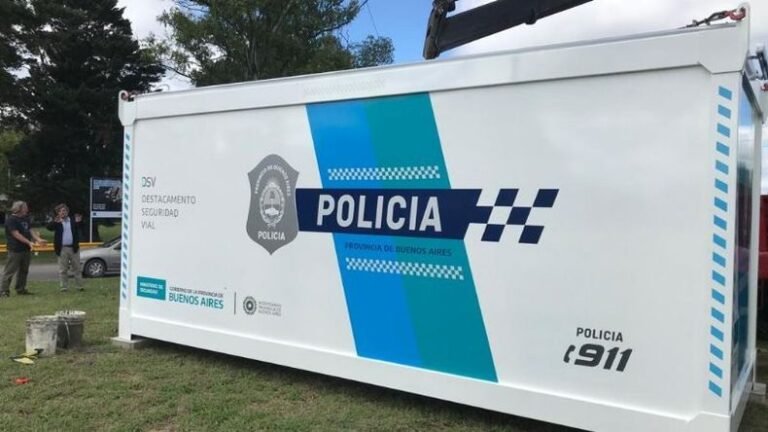 policia de transito y cartel de buenos aires