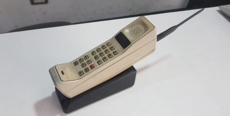 primer telefono movil antiguo historico comunicacion humana