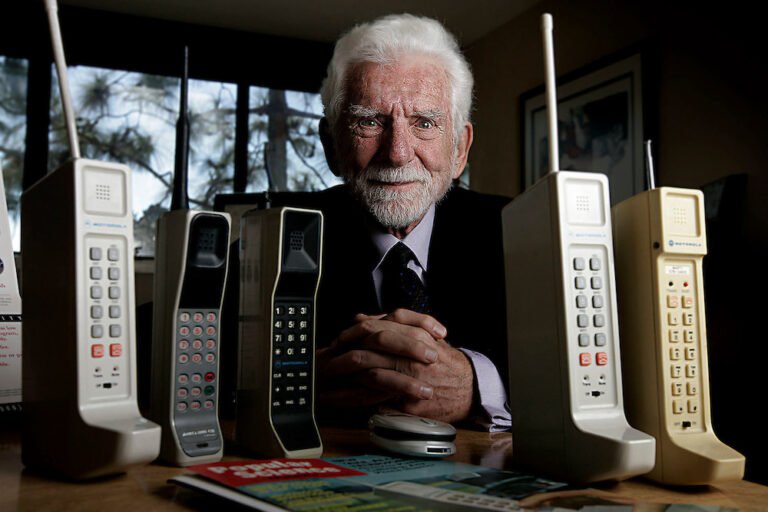primer telefono movil historico en manos humanas