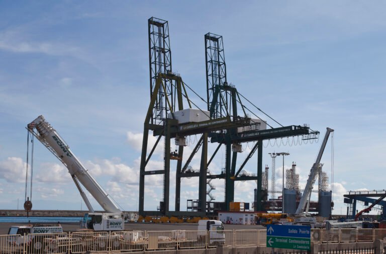 Cómo Inscribirse Como Importador y Exportador en Argentina 1 puerto maritimo con contenedores y gruas