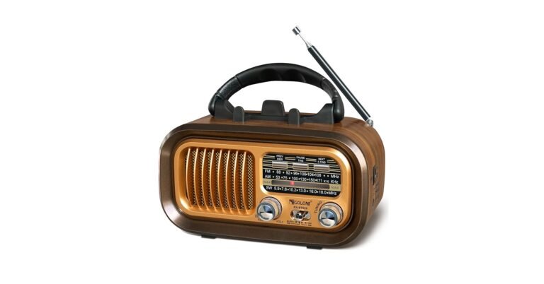 Cuáles Son Las Mejores Radios AM Para Escuchar Online 2 radio vintage con auriculares modernos