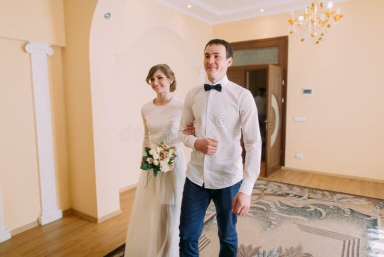 registro civil edificio entrada matrimonio pareja feliz