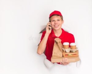 repartidor de comida con smartphone sonriente