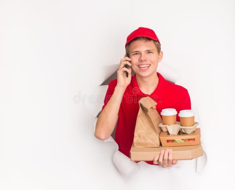 repartidor de comida con smartphone sonriente