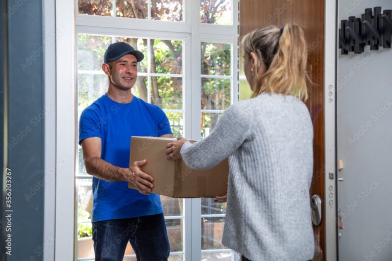 repartidor entregando paquete con cliente sonriente