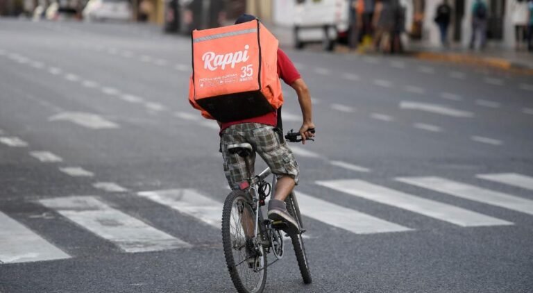 Cómo Funciona Mercado Libre Flex Para Envíos en Argentina 10 repartidor entregando paquete en argentina urbana