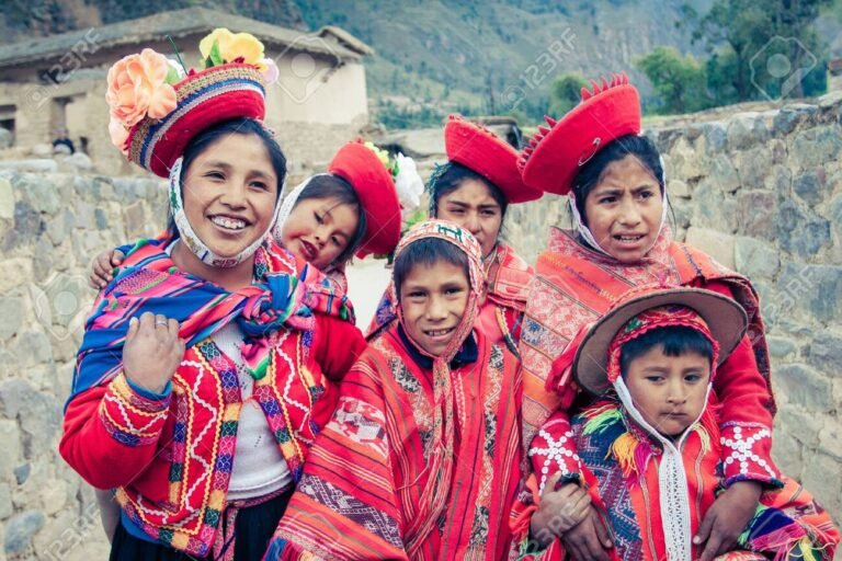 Quiénes Son Los Pueblos Originarios Y Cuál Es Su Importancia 23 retrato de grupo de pueblos originarios sonrientes