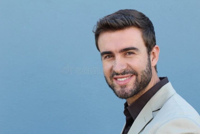 Quién es Hugo Paiva y cuál es su rol en FM Street 22 retrato profesional hombre sonriente estudio moderno