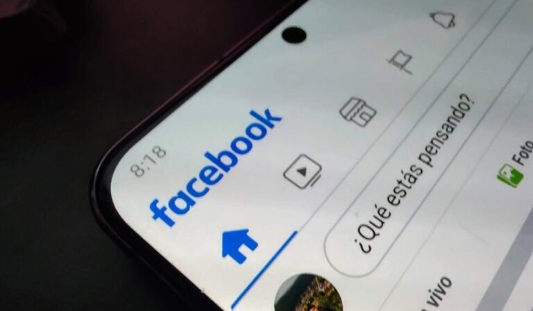 Cómo Eliminar Mi Cuenta de Facebook Desde el Celular Fácilmente 24 smartphone con app de facebook abierta