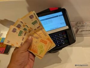 sobre de correo argentino con billetes y calculadora