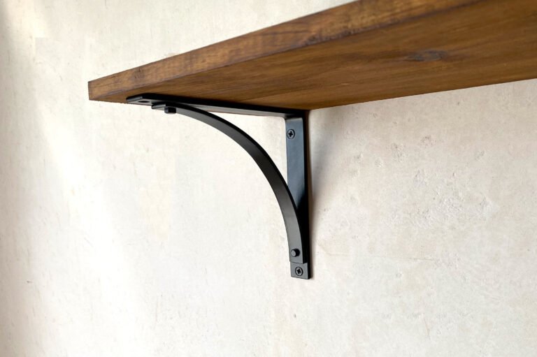 soporte en l metalico sosteniendo madera