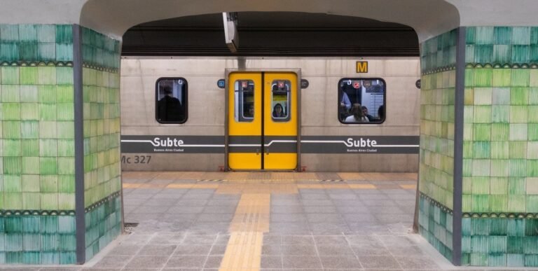 Cómo Funciona La Línea D Del Subte De Buenos Aires 15 subte linea d tren estacion buenos aires interior