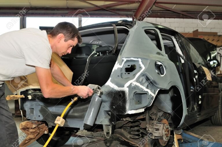 taller mecanico trabajando en carroceria coche