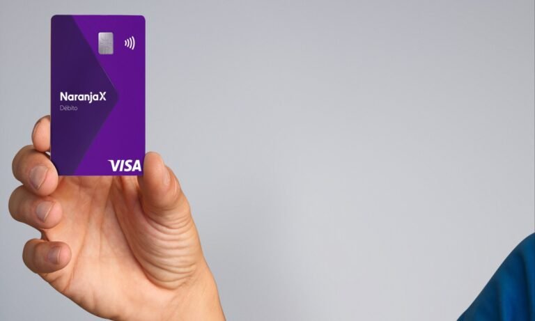 Cómo Obtener y Usar la Tarjeta Visa Vale Social en Argentina 6 tarjeta de debito en mano argentina