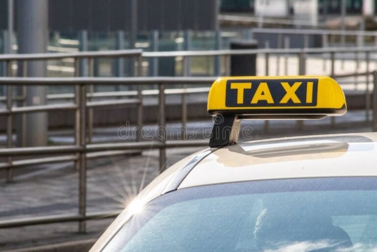 Cuáles son los servicios y tarifas de Radio Taxi Del Plata 27 taxi amarillo en ciudad con pasajeros abordando