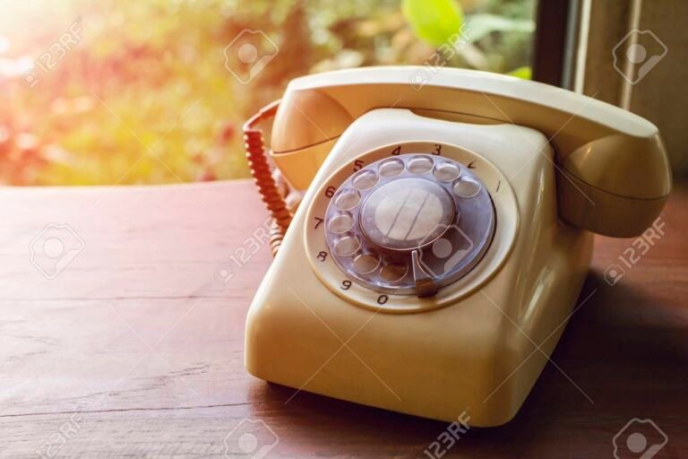 Cómo puedo contactar a Casa del Parque Necochea por teléfono 13 telefono antiguo sobre mesa de madera