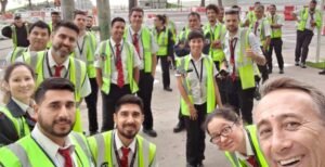 trabajador limpieza aeropuerto ezeiza uniforme