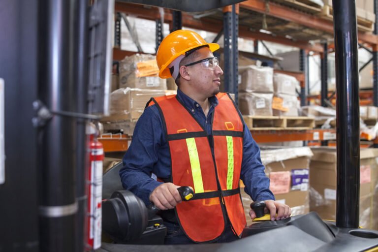 trabajador usando equipo de seguridad industrial