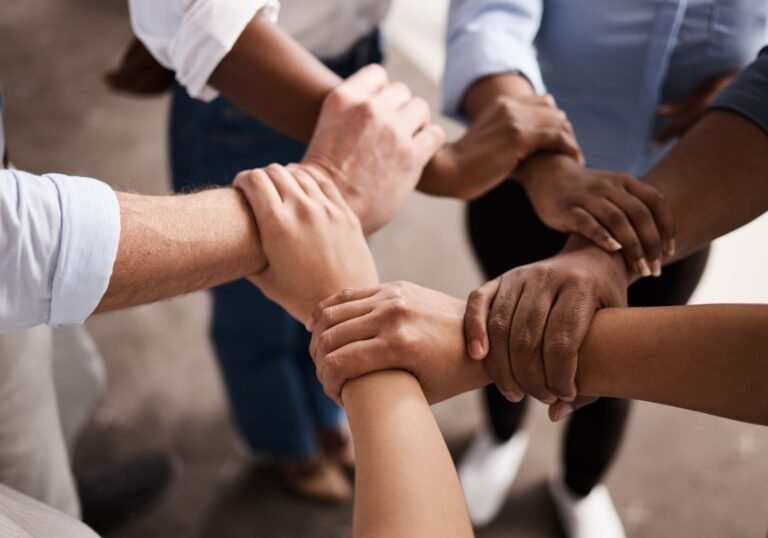 Cuáles Son Los Derechos Laborales Al Trabajar En Día Feriado En Argentina 19 trabajadores celebrando en un dia feriado