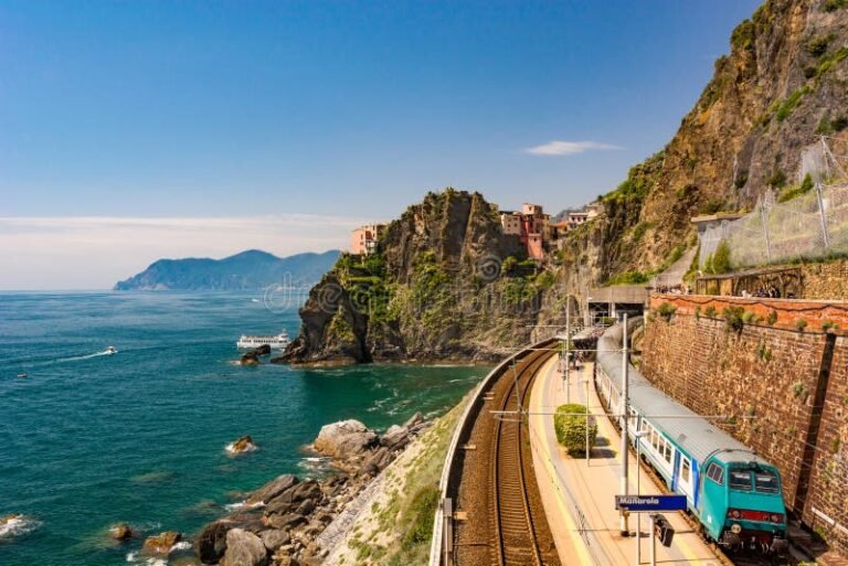 tren en estacion con paisaje costero
