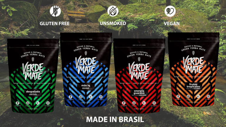 yerba mate en lata sobre fondo natural verde